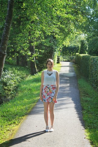 С чем носить белое колье