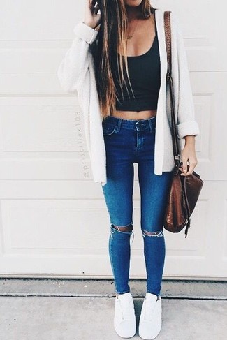 Какие джинсы носить с белым открытым кардиганом женщине