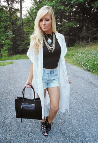 Какие шорты носить с белым открытым кардиганом женщине