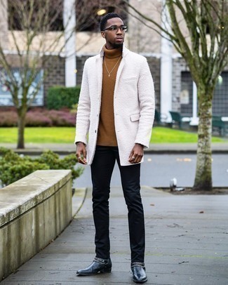 Какие ботинки челси носить с белым длинным пальто