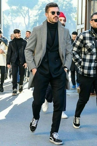 Какие высокие кеды носить с белым длинным пальто