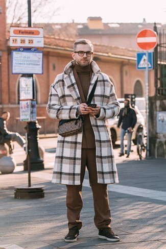 Какие низкие кеды носить с белым длинным пальто