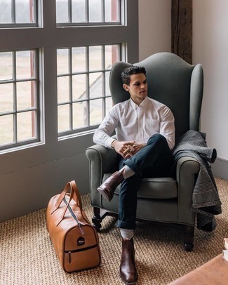 Как носить белое длинное пальто с темно-синими брюками чинос