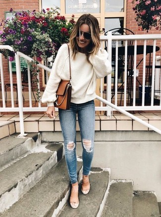 Какие джинсы носить с белым свободным свитером