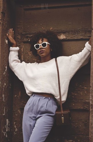 Какие брюки-галифе носить с белым свободным свитером