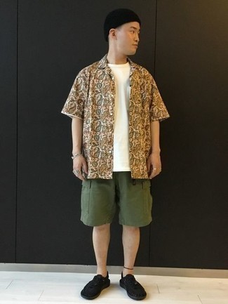 С чем носить белую рубашку с "огурцами" мужчине