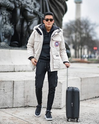 Как носить белую парку с черными брюками карго