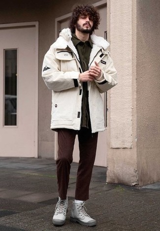 Как носить белую парку с белыми кожаными рабочими ботинками мужчине