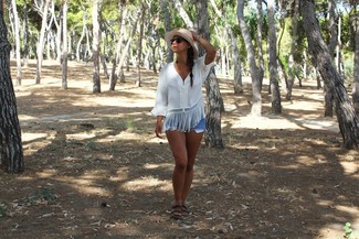 Как носить белую блузу-крестьянку с голубыми шортами