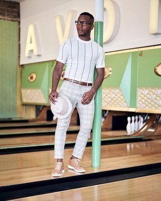 С чем носить белые брюки чинос в шотландскую клетку