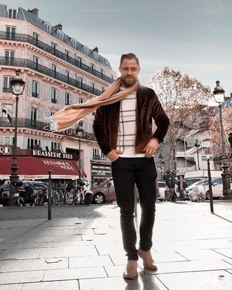 С чем носить белый свитер с круглым вырезом в шотландскую клетку мужчине