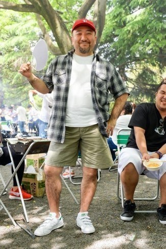 С чем носить белую рубашку с коротким рукавом в шотландскую клетку мужчине