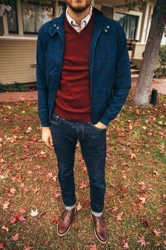 С чем носить белую рубашку с коротким рукавом в шотландскую клетку мужчине