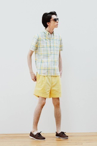 С чем носить белую рубашку с коротким рукавом в шотландскую клетку мужчине