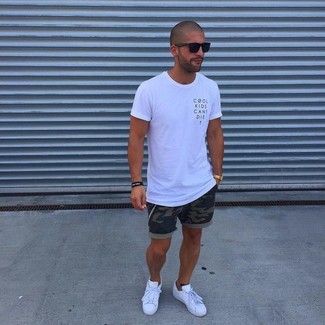 Какие футболки с круглым вырезом носить с белыми плимсоллами мужчине