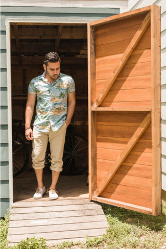 Какие рубашки с коротким рукавом носить с белыми плимсоллами мужчине