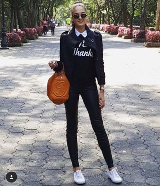 Какие плащи носить с белыми плимсоллами женщине