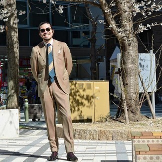 С чем носить белый нагрудный платок