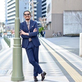 С чем носить белый нагрудный платок