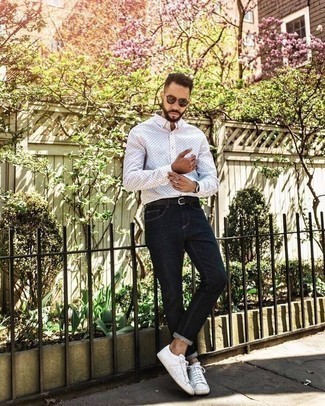 С чем носить белую рубашку с длинным рукавом в горошек мужчине