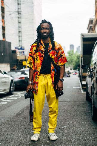 С чем носить белые низкие кеды в горошек мужчине