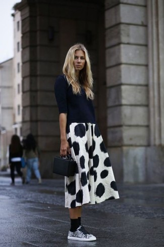 С чем носить белую юбку-миди в горошек