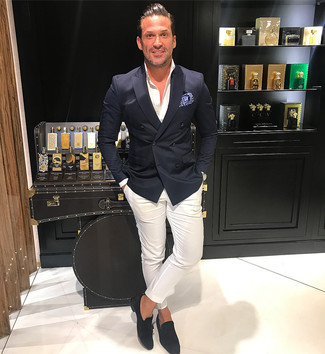 С чем носить белый нагрудный платок в горошек