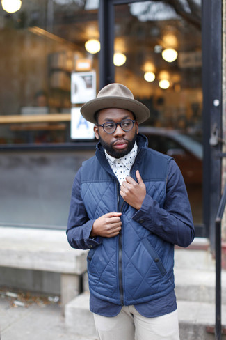 С чем носить белую рубашку в горошек мужчине