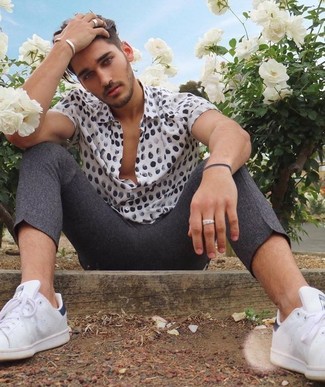 С чем носить белую рубашку в горошек мужчине