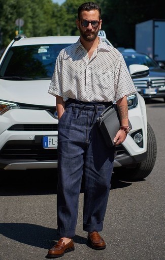 С чем носить белую рубашку в горошек мужчине