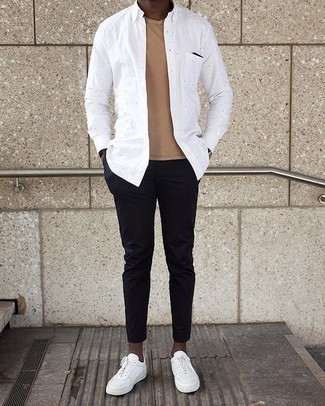 С чем носить белую рубашку в горошек мужчине