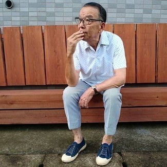 С чем носить белую рубашку с коротким рукавом в горошек мужчине