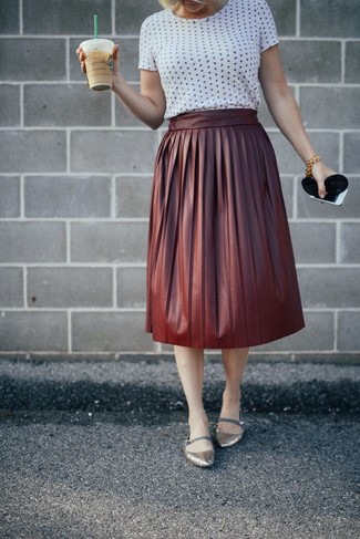 С чем носить белую футболку в горошек женщине