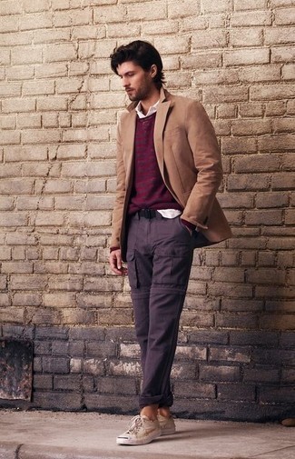 Как носить белую футболку-поло с бежевым пиджаком мужчине