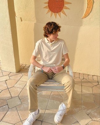 Как носить белую футболку-поло с бежевыми джинсами мужчине