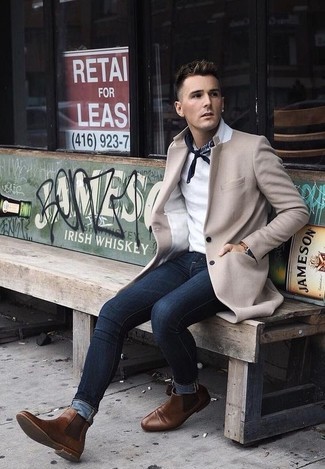 Как носить белую футболку-поло с бежевым длинным пальто