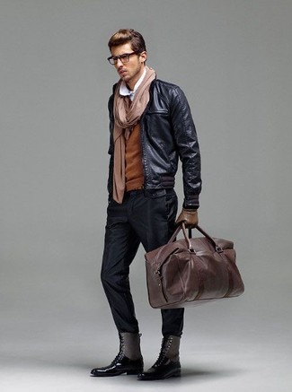 Как носить белую футболку-поло с черными кожаными повседневными ботинками мужчине