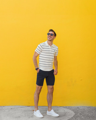 Как носить белую футболку-поло с черными шортами мужчине