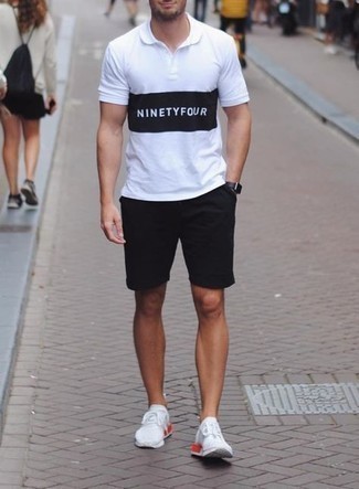 Как носить белую футболку-поло с черными шортами мужчине