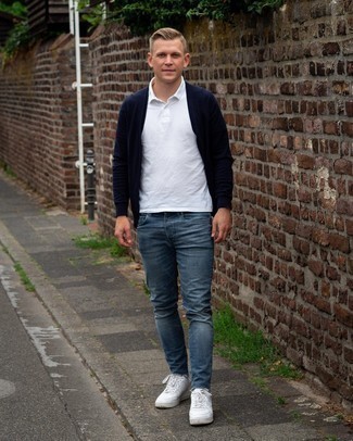 Как носить белую футболку-поло с синим кардиганом мужчине