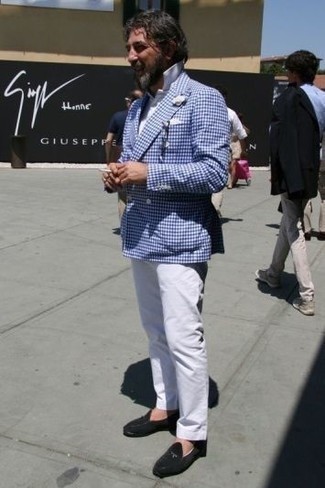 Как носить белую футболку-поло с синим двубортным пиджаком мужчине