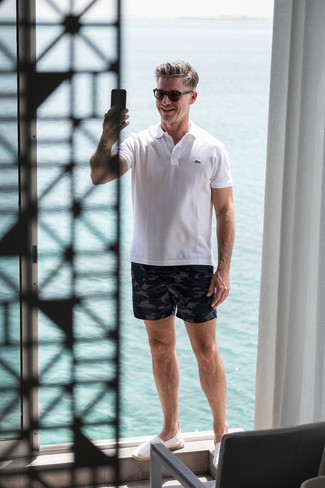 Как носить белую футболку-поло с синими шортами мужчине