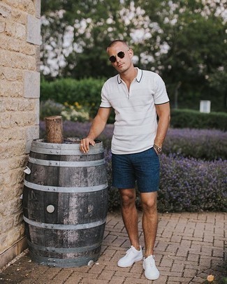 Как носить белую футболку-поло с синими шортами мужчине