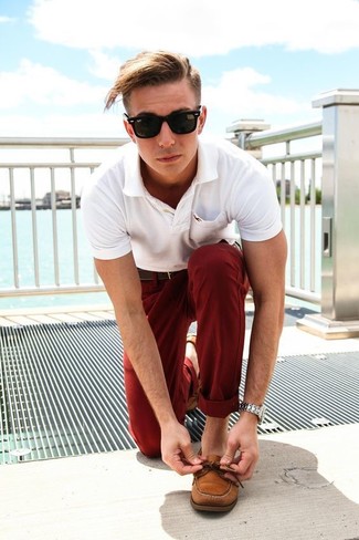 Какие топсайдеры носить с белой футболкой-поло