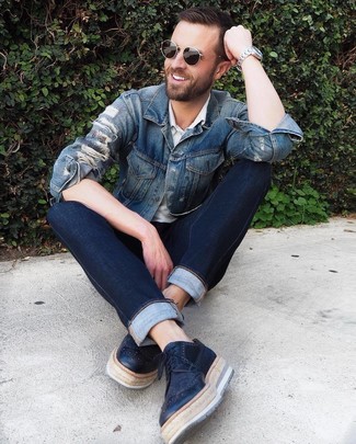 Какие броги носить с белой футболкой-поло