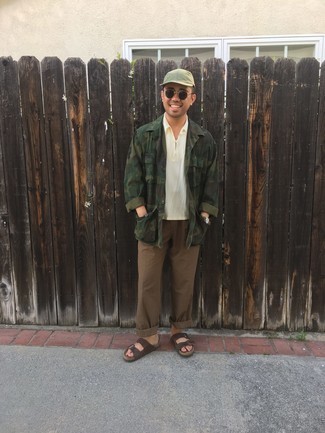 Как носить белую футболку-поло с коричневыми брюками чинос