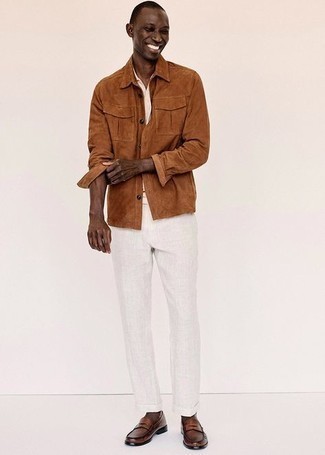 Как носить белую футболку-поло с коричневыми кожаными лоферами мужчине