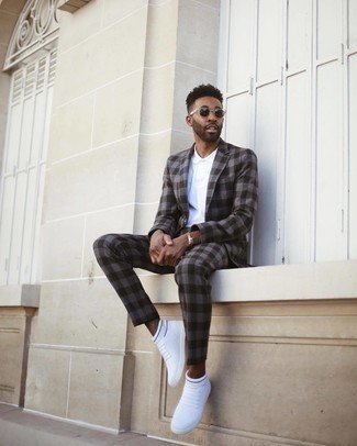 Как носить белую футболку-поло с коричневым костюмом