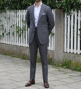 Как носить белую футболку-поло с темно-серым костюмом в клетку