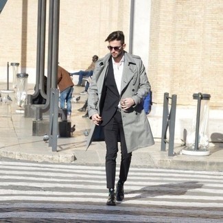 Как носить белую футболку-поло с темно-серым плащом мужчине